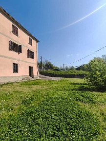 Foto Villa bifamiliare a Licciana Nardi di 250 m² con 12 locali in vendita