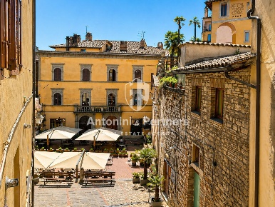 Foto Appartamento in Via San Benedetto, Todi Centro di 131 m² con 7 locali