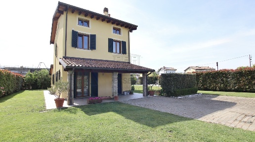 Foto Villa unifamiliare in Via Lombarda Lammari 293, Capannori di 200 m²