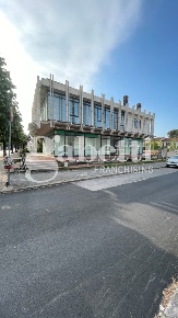 Foto Negozio in Via Ugo Bassi 1, Montecatini-Terme di 285 m² con 6 locali