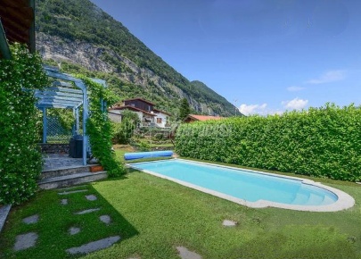 Foto Villa unifamiliare a Caslino d'Erba di 430 m² con 7 locali in vendita