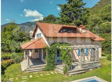 Foto Villa unifamiliare a Caslino d'Erba di 430 m² con 7 locali in vendita
