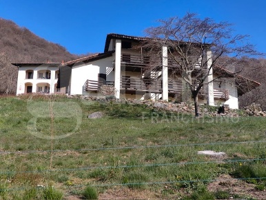 Foto Rustico in Via Regione Momproso 1, Pralungo di 250 m² con 6 locali