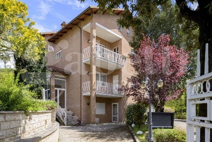 Foto Appartamento in Via dell'Aquila 20, Gubbio Casanova Di Torre di 130 m²