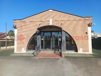 Foto Negozio in Via FRANCONI SNC, Ceprano Centro di 180 m² con 2 locali