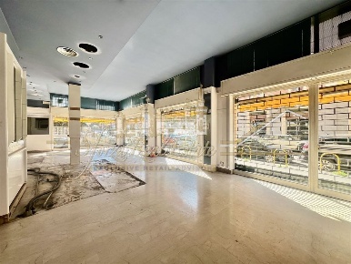 Foto Negozio in Via Andrea Maffei, Milano Montenero di 400 m² con 4 locali