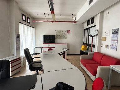 Foto Ufficio in via Cocastelli, Mantova Centro di 60 m² con 2 locali
