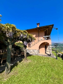 Foto Villa unifamiliare in Via Miravalle, Leffe di 330 m² con 5 locali