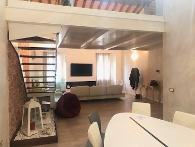 Foto Appartamento in zona via principe amedeo, Mantova Centro di 240 m²