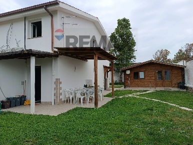 Foto Villa unifamiliare in via dei pivieri 3, Ardea di 160 m² con 3 locali
