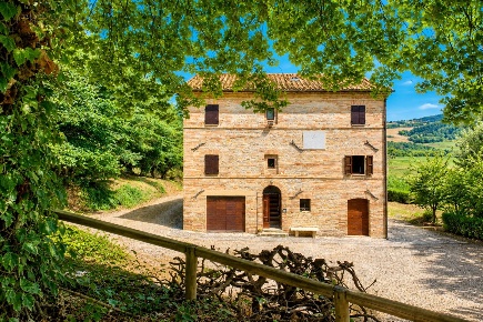 Foto Rustico in contrada Castellarso Ete, Belmonte Piceno di 400 m²