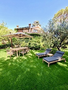 Foto Villa unifamiliare in Via Riccardo Zandonai, Roma di 400 m² in vendita