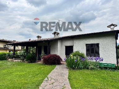Foto Villa unifamiliare a Pedrengo Centro di 324 m² con 5 locali in vendita
