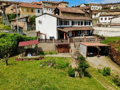 Foto Case semi ndipendenti a Pietra Marazzi Centro di 339 m² con 11 locali