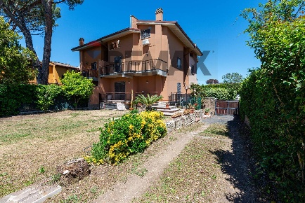 Foto Villa unifamiliare in Via Stesicoro 58, Roma Axa di 190 m² in vendita
