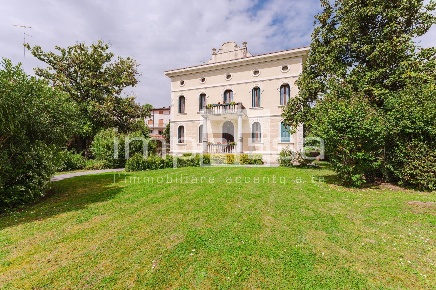 Foto Villa unifamiliare in Viale XXIV Maggio 63, Conegliano Centro