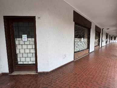 Foto Negozio in VIA GELTRUDE BEOLCHI 51, Cuggiono Centro di 180 m²