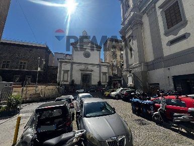 Foto Locale commerciale in Via Duomo 243, Napoli Centro Storico di 30 m²