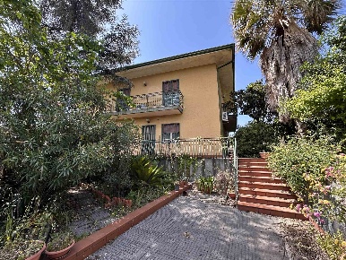 Foto Villa unifamiliare a Catania di 230 m² con 11 locali in vendita