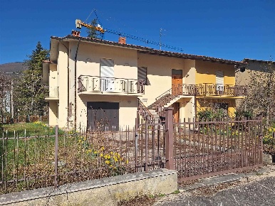 Foto Villa bifamiliare a Pieve Torina Centro di 320 m² con 12 locali
