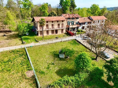 Foto Rustico a Gattico-Veruno di 300 m² con 12 locali in vendita