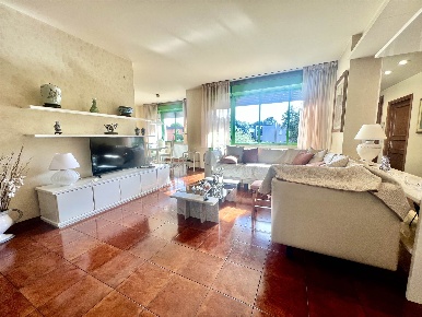 Foto Villa unifamiliare a Campi Bisenzio Centro di 200 m² con 6 locali