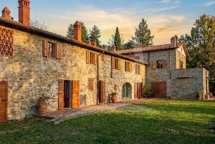 Foto Rustico a Loro Ciuffenna Centro di 1000 m² con 44 locali in vendita