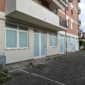Foto Locale commerciale a Collesalvetti Centro di 105 m² con 4 locali