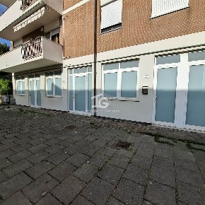 Foto Locale commerciale a Collesalvetti Centro di 105 m² con 4 locali