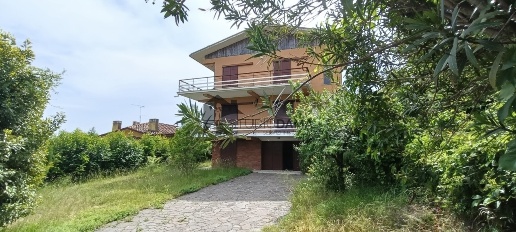 Foto Villa unifamiliare in Vallette, San Felice del Benaco Centro di 305 m²