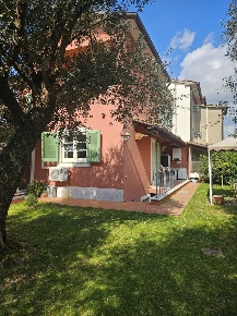 Foto Villa unifamiliare a Seravezza Ripa Pozzi Querceta Ponterosso