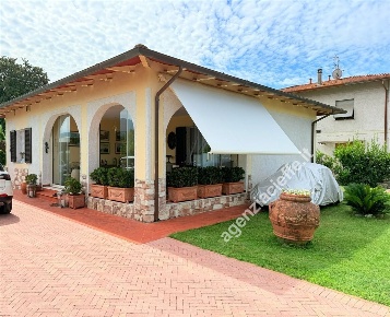 Foto Villa unifamiliare a Massa Marina di Massa Centro di 100 m² in vendita