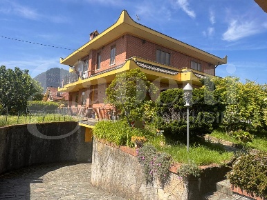 Foto Villa unifamiliare in Parini, Bruino di 350 m² con 10 locali