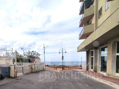 Foto Box in Via Dante snc, Follonica Centro di 20 m² con 1 locali