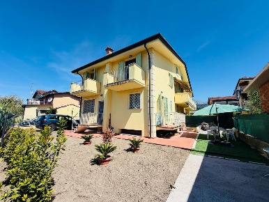 Foto Villa a schiera a Massa Zona Industriale di 130 m² con 6 locali