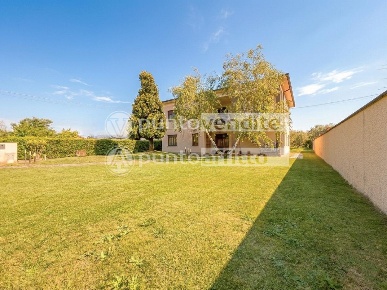 Foto Villa unifamiliare a Capannori Lammari - Lunata di 350 m² in vendita