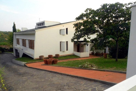 Foto Villa unifamiliare a Peccioli Centro di 600 m² con 12 locali