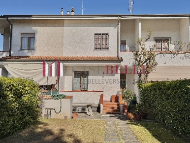 Foto Villa a schiera a Pietrasanta di 150 m² con 6 locali in vendita