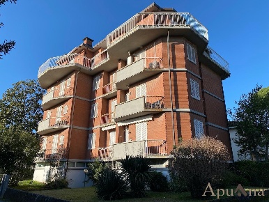 Foto Appartamento a Massa Marina di Massa Centro di 75 m² con 5 locali