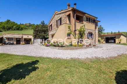 Foto Casale a Volterra di 170 m² con 8 locali in vendita