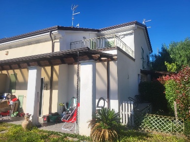 Foto Villa bifamiliare a Luni Casano Dogana Isola di 270 m² con 8 locali