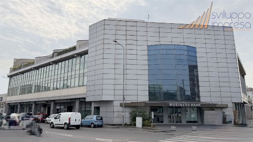 Foto Ufficio in Via Carolina Romani, Bresso di 200 m² con 5 locali
