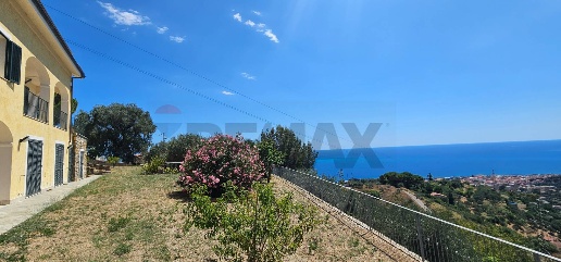 Foto Villa unifamiliare a Sanremo Ospedale di 321 m² con 6 locali