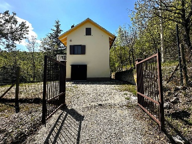 Foto Casa indipendente a San Ginesio di 155 m² con 5 locali in vendita