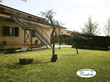 Foto Villa unifamiliare a Carrara di 220 m² con 8 locali in vendita