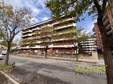 Foto Appartamento in Via Ristori, Gorizia Centro di 124 m² con 6 locali