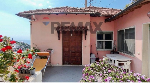 Foto Villa unifamiliare a Sanremo Ospedale di 145 m² con 7 locali