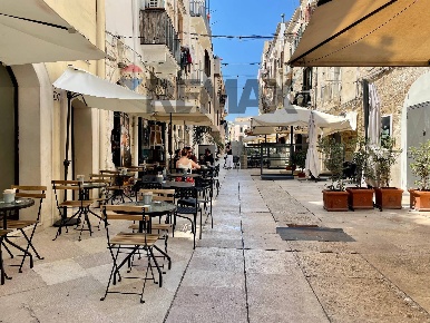 Foto Attività commerciale in Via Re Manfredi 36, Bari di 60 m² con 1 locali