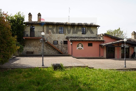 Foto Locale commerciale in VIA ALCIDE DE GASPERI 61, Bevagna Centro