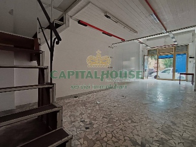 Foto Locale commerciale in Via Enrico Tazzoli, Caserta Ospedale di 48 m²